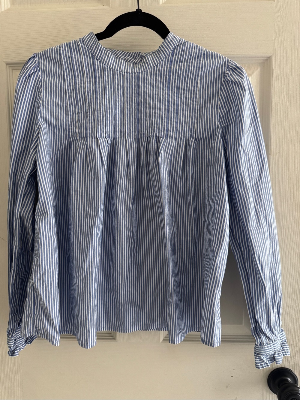 Banana Republic Women's Blue and White Striped Long-Sleeve Shirt